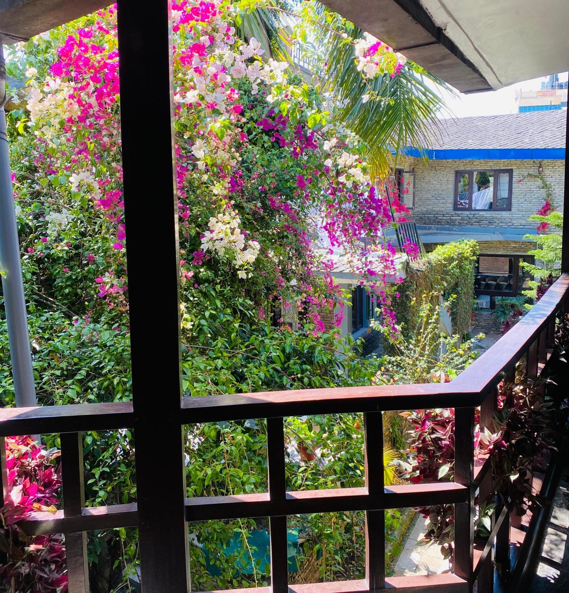 Mum'S Garden Resort Pokhara Bagian luar foto